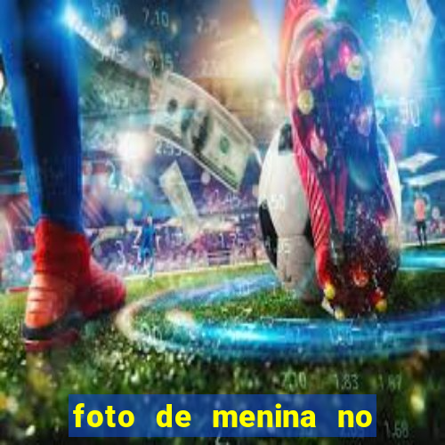 foto de menina no espelho cacheada